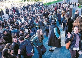 Estudiantes entran a la Facultad para participar en el examen MIR.