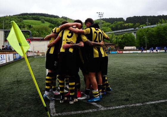 Los jugadores del Basconia celebran un gol ante la Cultural de Durango.
