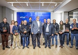 Juan Manuel de Prada, en el centro, con los suscriptores de EL CORREO.