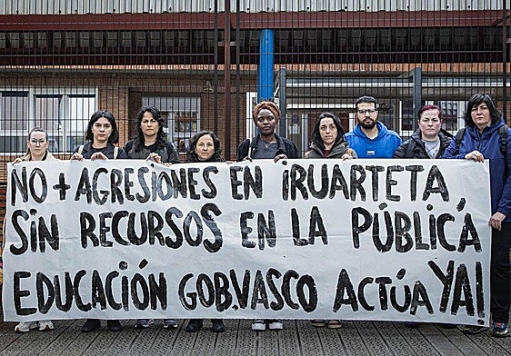 Concentración de las familias frente al colegio.