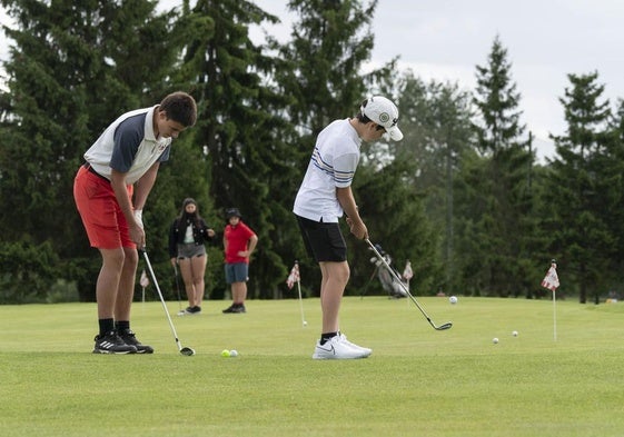 Algunos golfistas entrenan en el campo de golf de Larrabea.