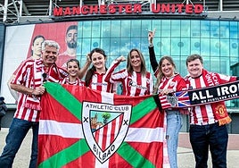 Karlos Gordobil, su hija Flavie, Lorea Hopwood, Idoia y Ainhoa Gómez y Damian Dommet, ayer ante el estadio de Old Trafford.