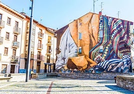 El mural de la plaza de la Burullería, uno de los más conocidos de Vitoria.