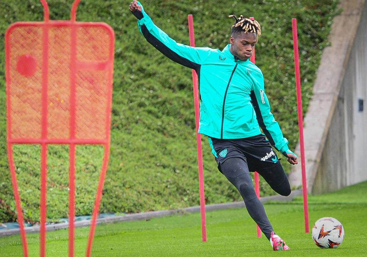 Nico Williams en el entrenamiento de hoy en Lezama.