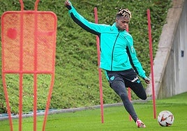 Nico Williams en el entrenamiento de hoy en Lezama.