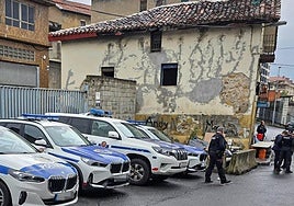 Imagen de la casa desocupada con varias patrullas de la Ertzaintza.