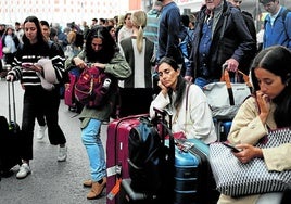 Viajeros afectados por la cancelación de los AVE a Andalucía esperan en la estación de Atocha.
