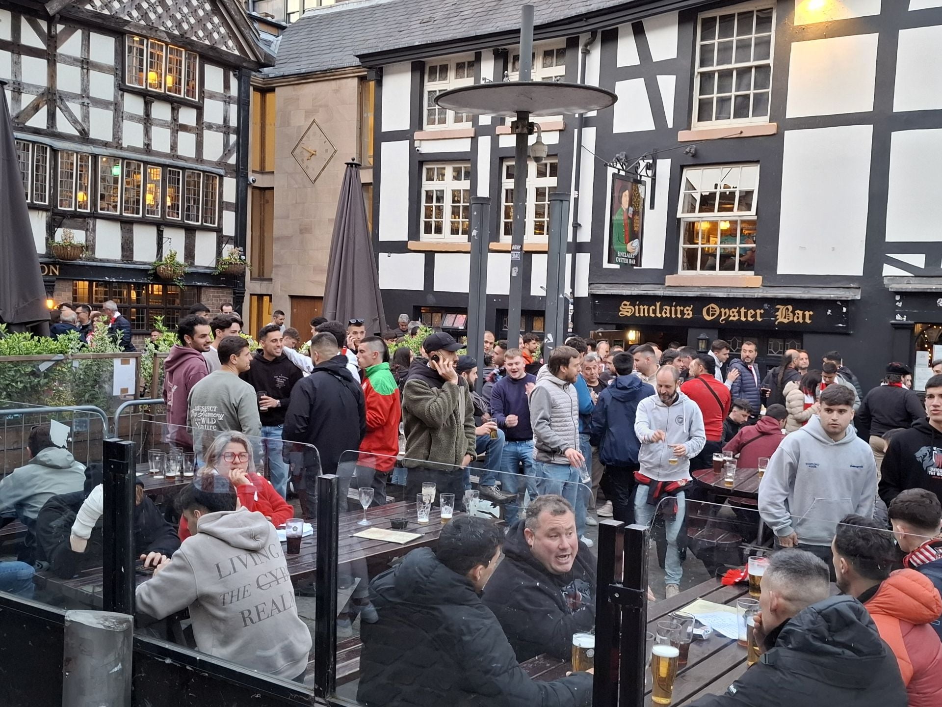 La afición del Athletic comienza a tomar las calles de Manchester