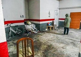 Objetos tirados y basura se agolpa en diferentes zonas