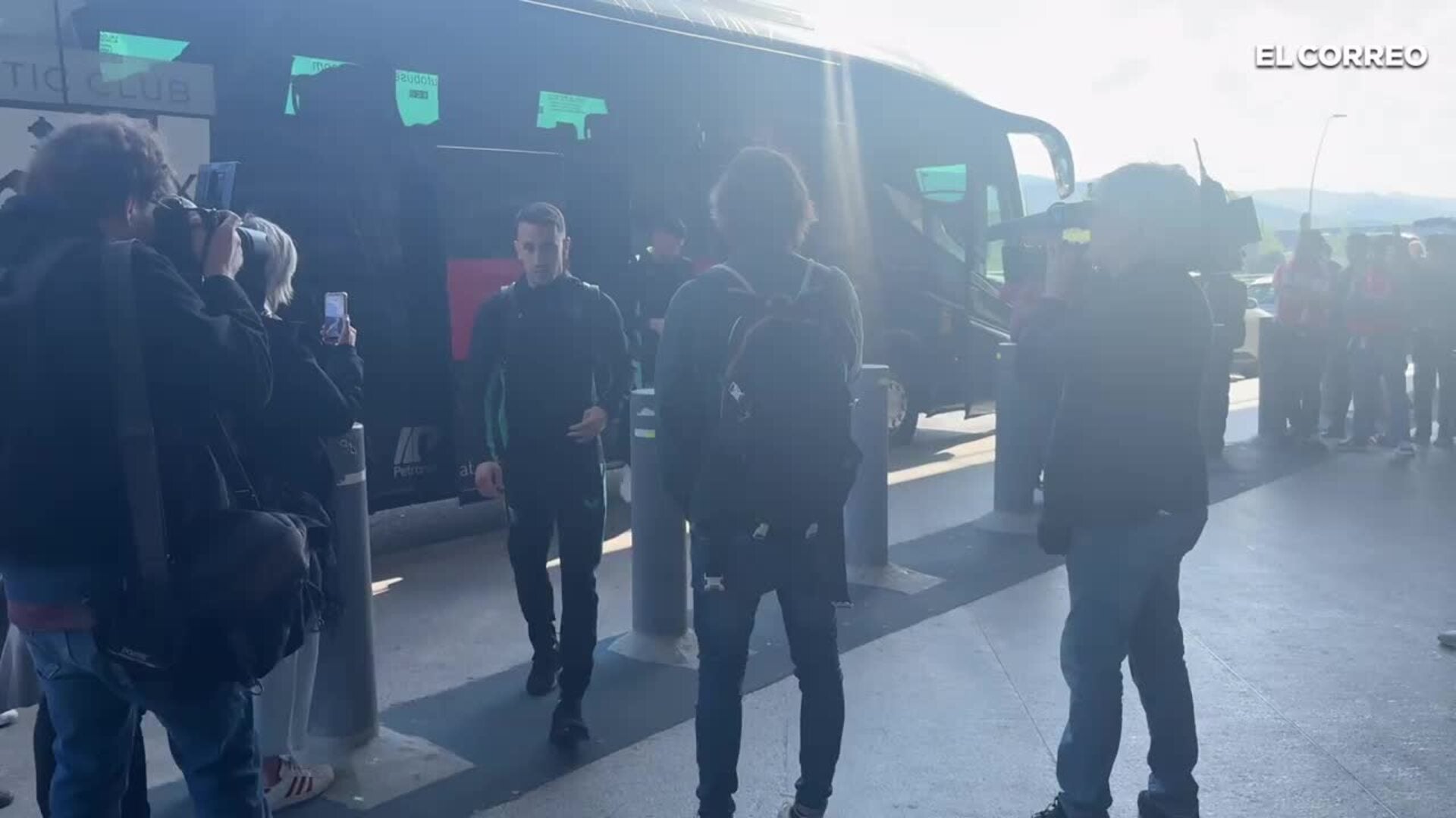 La plantilla del Athletic llega al aeropuerto de Loiu para poner rumbo a Manchester