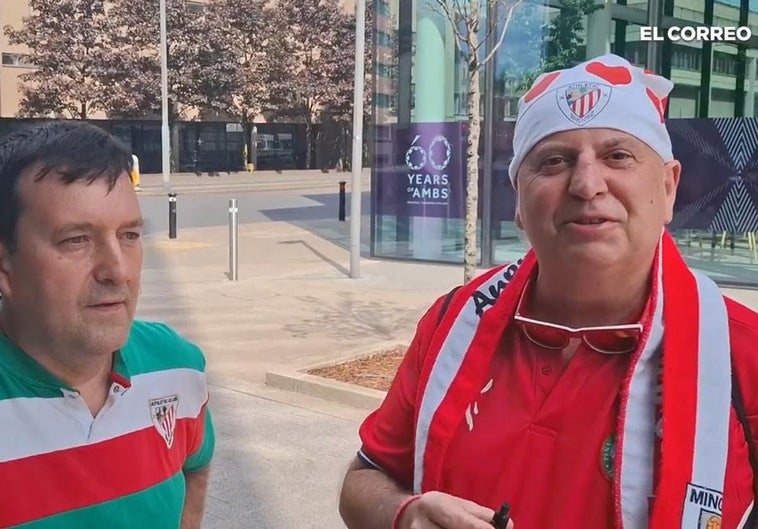 Los dos aficionados del Athletic, de Alicante y Pamplona, que han recibido al equipo en el hotel de Manchester: «Con un poco de suerte pasamos»