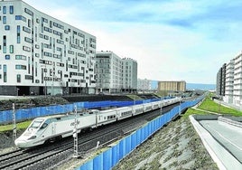 Un tren avanza hacia el centro de Vitoria a través del barrio de Zabalgana.