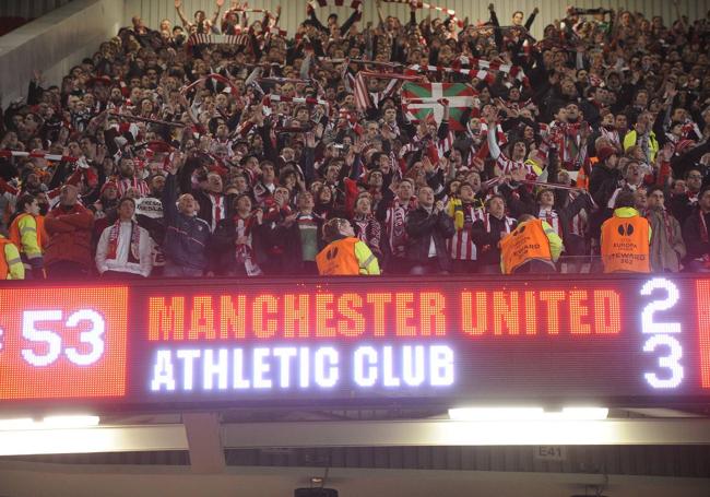 La afición rojiblanca celebra un resultado histórico en Old Trafford.