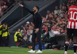 Ruben Amorim da instrucciones a sus jugadores.