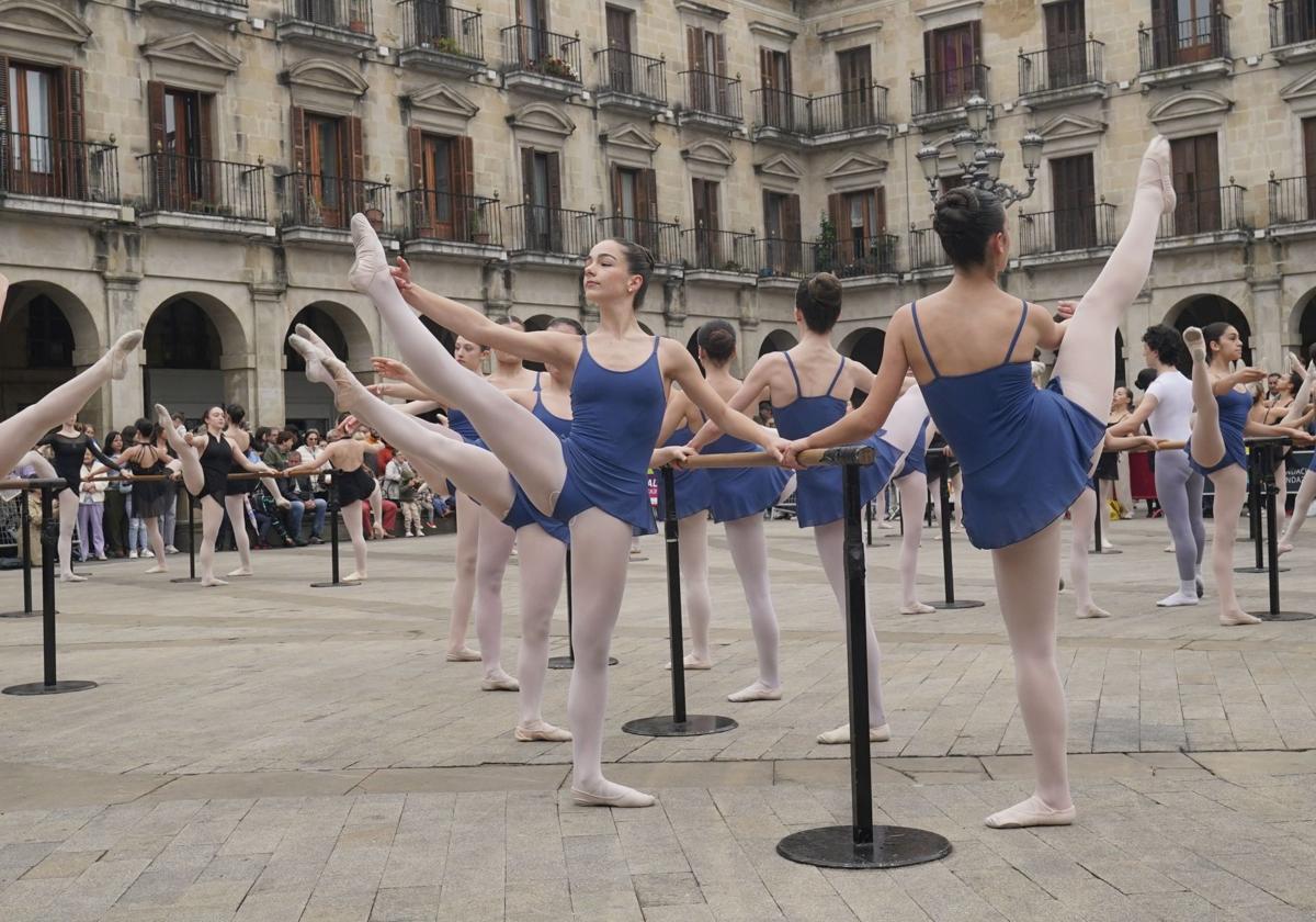 Vitoria celebra el Día de la Danza con 600 bailarinas