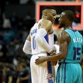 Russell Westbrook eta Kemba Walker NBAko partida batean.