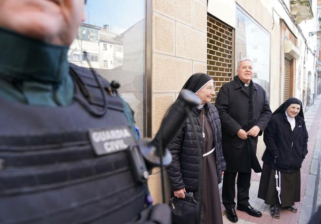 Mario Iceta, entre sor Carmen y, a la derecha, sor Amparo.