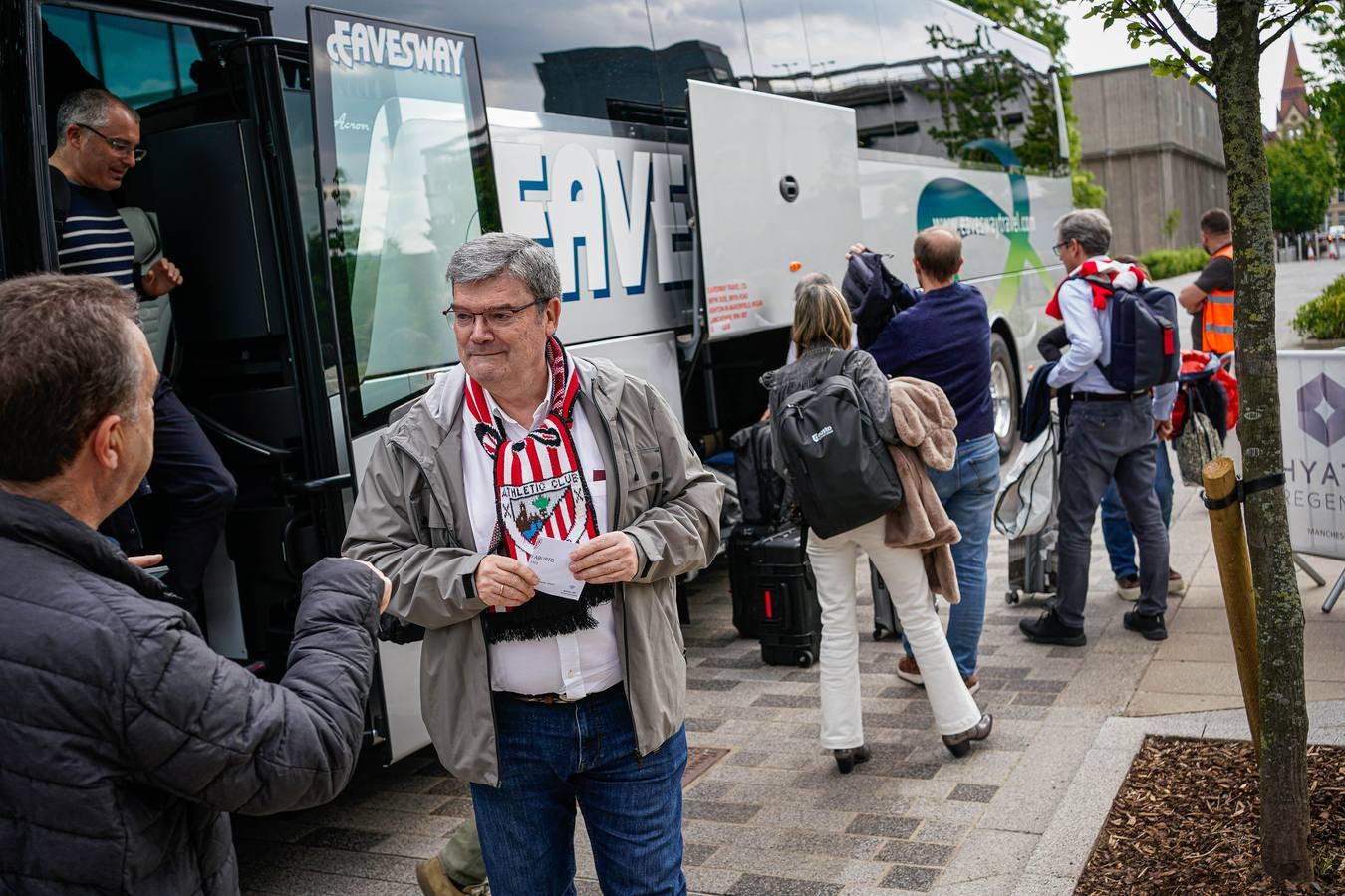 La afición del Athletic comienza a tomar las calles de Manchester