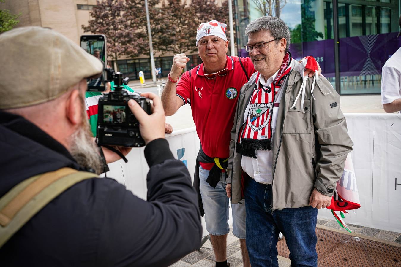 La afición del Athletic comienza a tomar las calles de Manchester