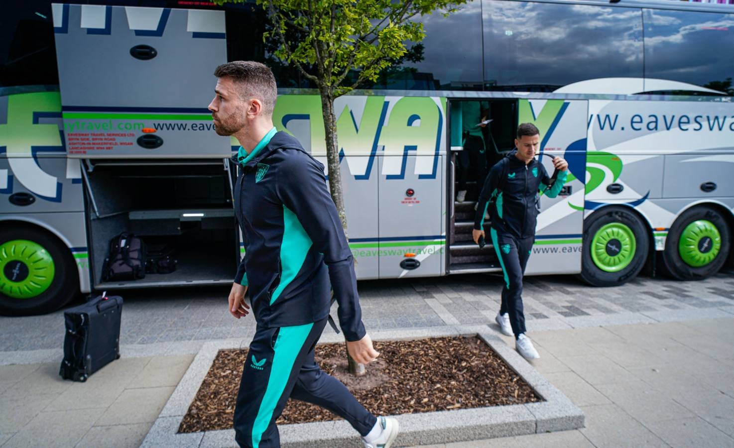 La afición del Athletic comienza a tomar las calles de Manchester