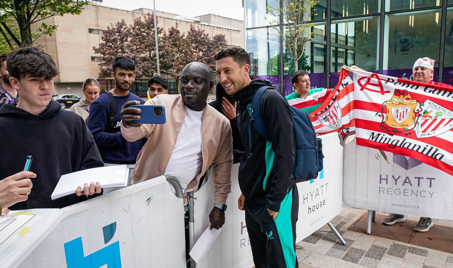 La afición del Athletic comienza a tomar las calles de Manchester