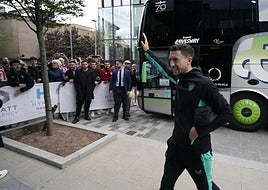 De Marcos atiende a los aficionados que se han acercado hasta el hotel de concentración.