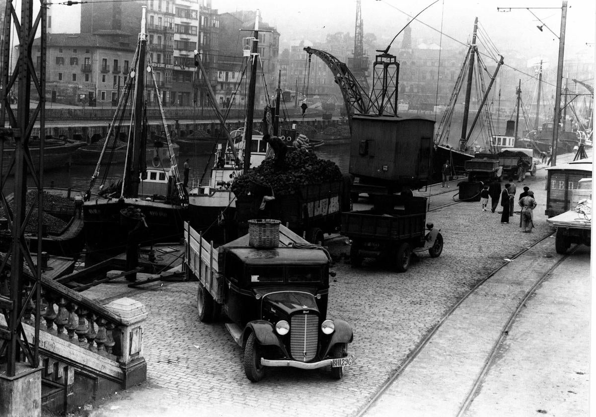 Camión en el muelle de El Arenal.