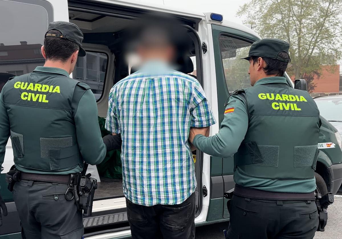 Imagen principal - Agentes de la Guardia Civil trasladan a los arrestados.