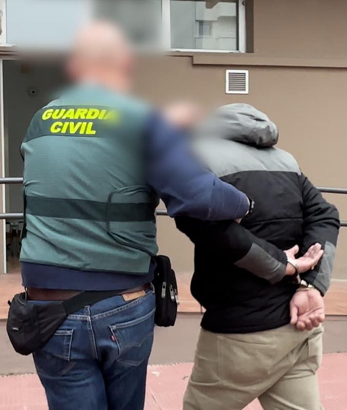 Imagen secundaria 2 - Agentes de la Guardia Civil trasladan a los arrestados.