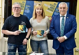 El representante de la asociación de hostelería Portubares, Iñaki Quiribil; la edil de Comercio, Estíbaliz Freije; y el gerente de la asociación de comercios de la villa, Javier Aramburuzabala.