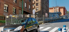 Imagen de dos de los tramos de rampas todavía vallados, que llegan a la estación del metro de Bidezabal, al fondo.