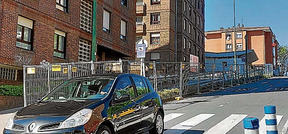 Imagen de dos de los tramos de rampas todavía vallados, que llegan a la estación del metro de Bidezabal, al fondo.