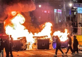 Quema de contenedores por el desalojo del gaztetxe de Rekalde