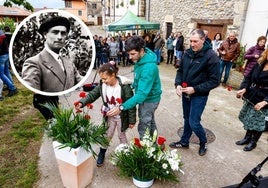 Vecinos de Campezo depositan rosas rojas en recuerdo a Segundo Viana.