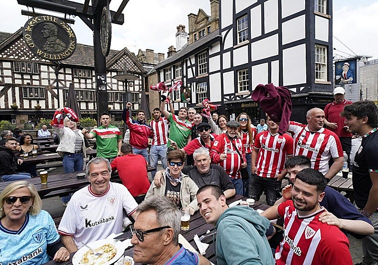 La afición toma el centro de Manchester.
