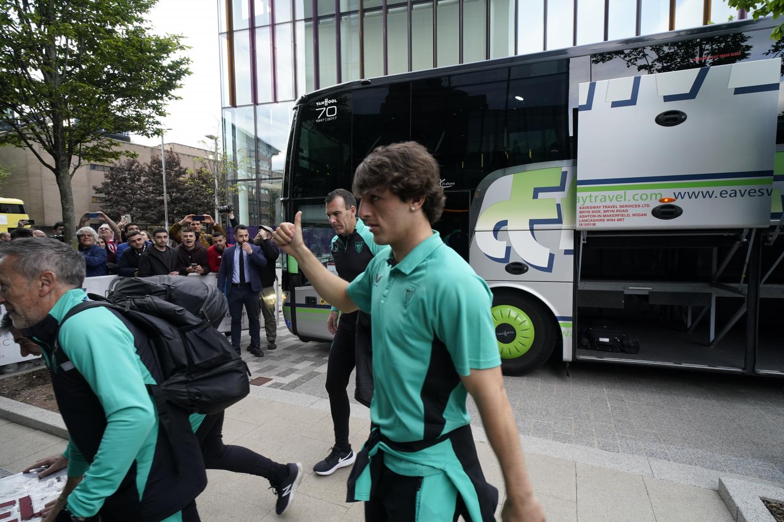 La afición del Athletic comienza a tomar las calles de Manchester