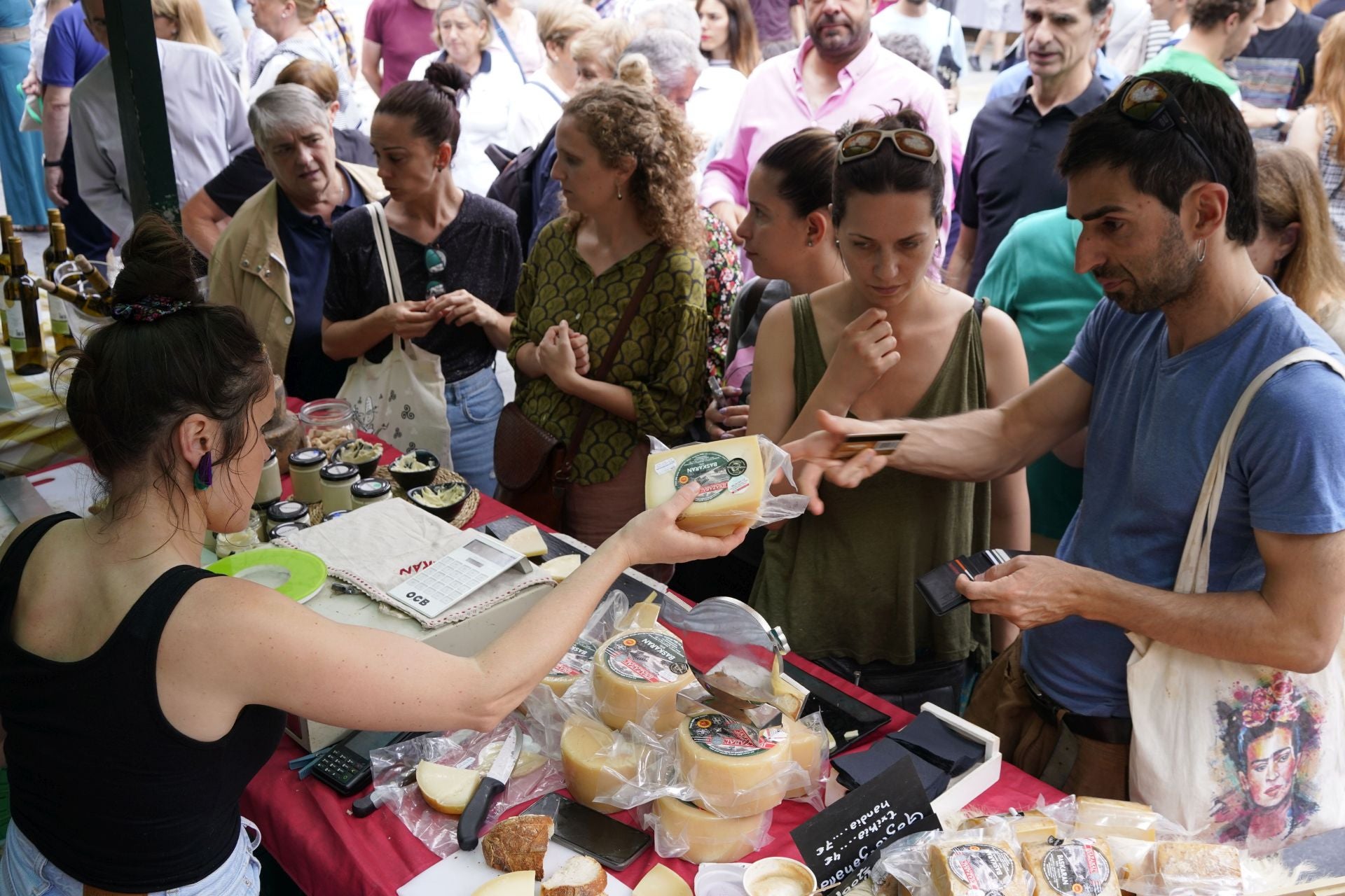 El 'Baserri eguna' se planta en Markina con 13 puestos y una degustación de cordero con label