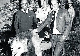 Juan Arregui, Piru Gainza y Pedro Aurtenetxe, con el león.