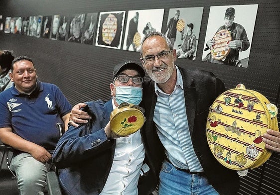 Junkera y Ondarra, con el pandero y las fotos de Marieli Oviedo expuestas en el Centro Municipal de Rekalde.