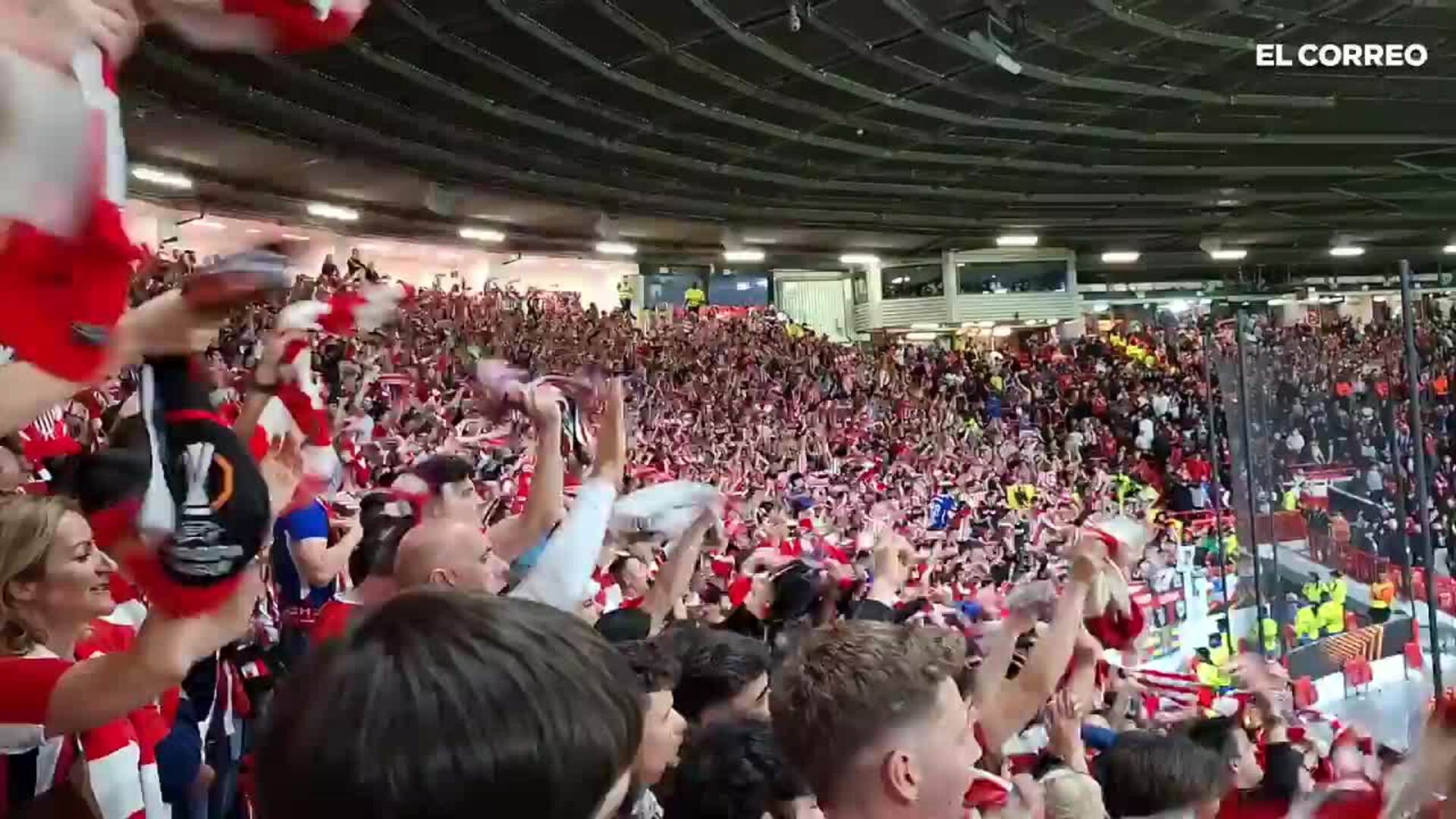 Los aficionados del Athletic en Old Trafford despiden con honores a Óscar de Marcos