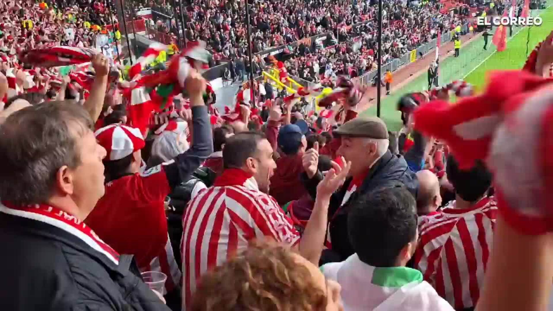 Bufandeo en Old Trafford antes de la salida de los jugadores