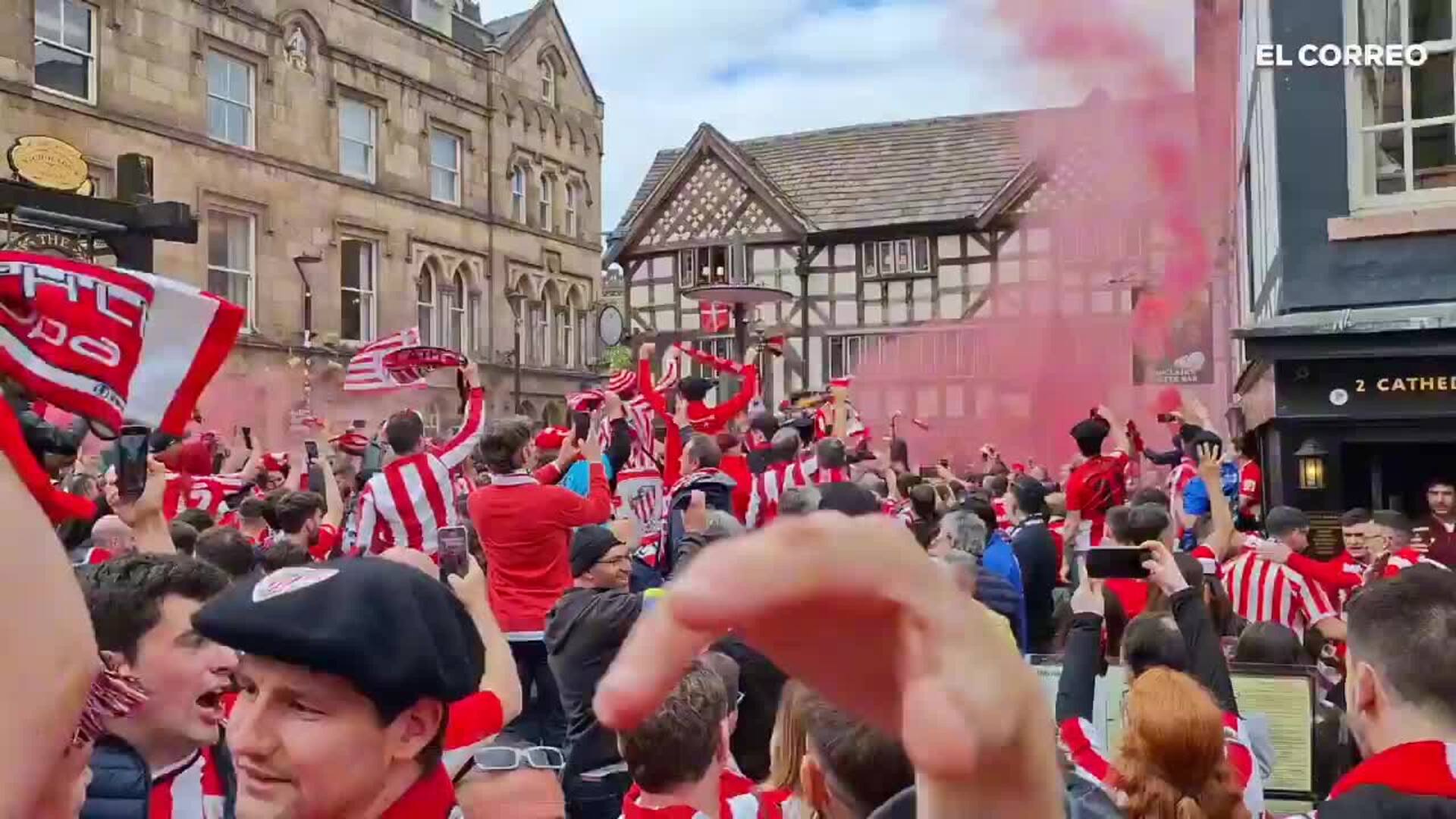 "Goazen Athletic irabazi arte", cantan los aficionados rojiblancos en Manchester