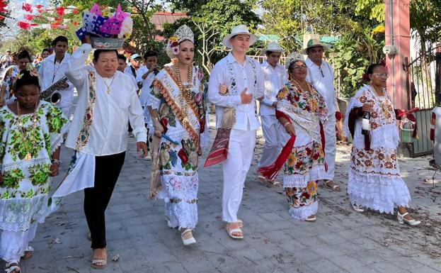 La reina de las fiestas de El Cedral, en la isla de Cozumel, y su comitiva.
