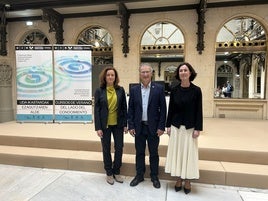 De izquierda a derecha; Laura Poderoso, subdirectora de Fundación BBVA; Joxerramon Bengoetxea, rector de la UPV/EHU; e Idoia Otaegui, directora académica de los cursos de verano.
