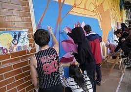 Ibaiondo muestra su diversidad en un enorme mural colaborativo: «Esto es adictivo»