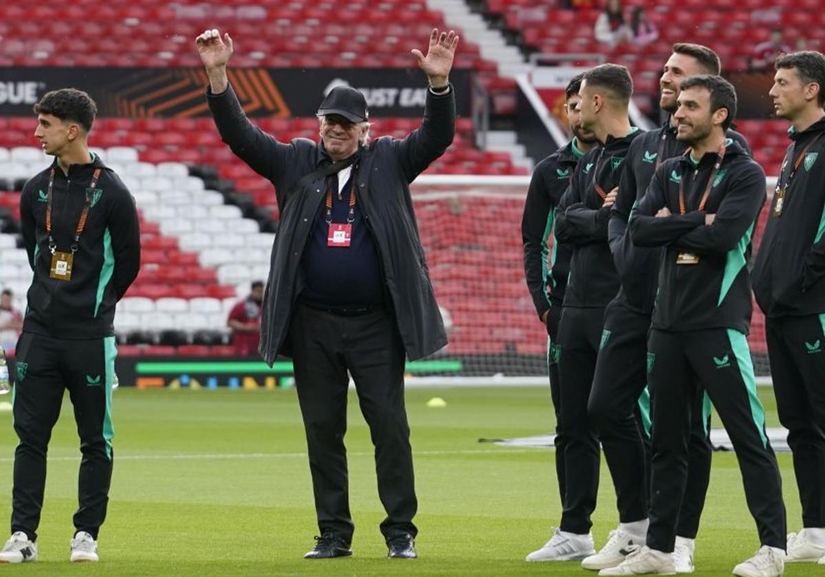 Los aplausos de Iribar al «sí se puede» de los hinchas a los jugadores en Old Trafford