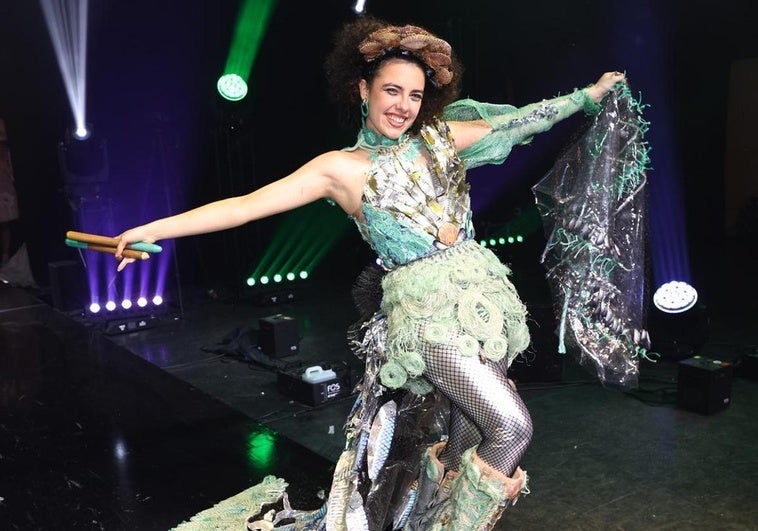 Lucía Revuelta, diseñadora bilbaína de 15 años, pasa a la final mundial del concurso Junk Kouture en Dublín.