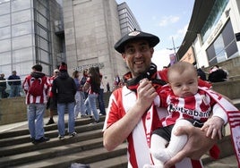 El hincha rojiblanco más joven anima en Manchester con tres meses: «Es del Athletic desde que nació»
