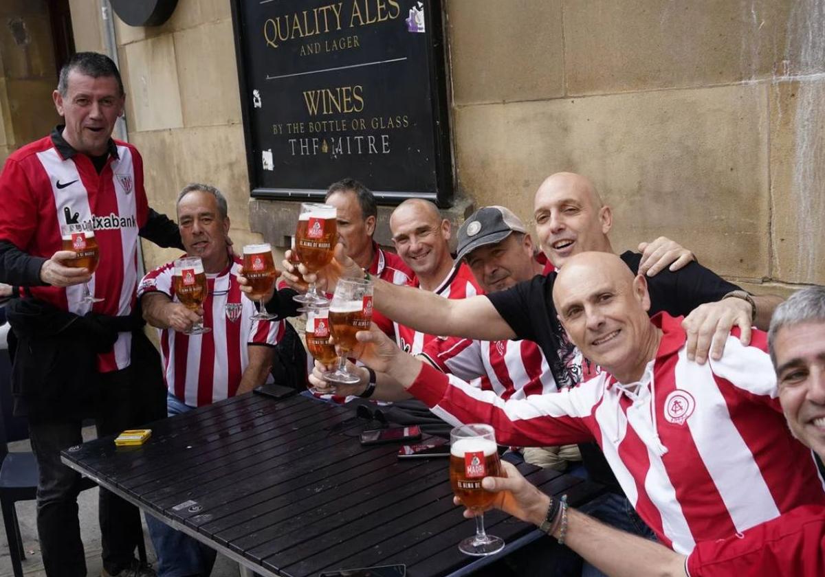 La fiesta de la afición del Athletic en Manchester duró hasta entrada la noche
