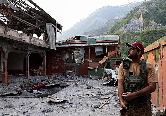 Un soldado del ejército de Pakistán en las instalaciones de la mezquita Bilal, después de que fuera alcanzada por un ataque indio en Muzaffarabad.
